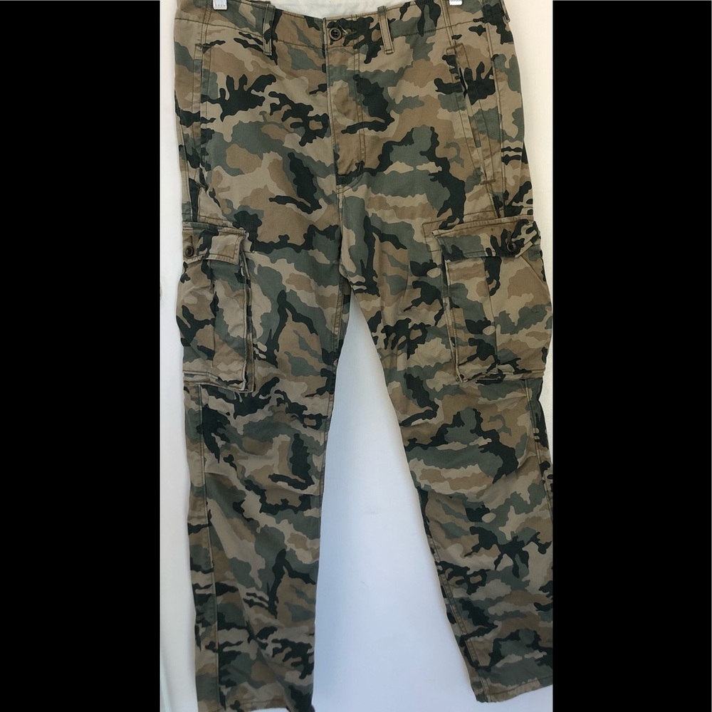 **SOLD** Men’s Levi’s Cargo Pants (Camouflage Print) Straight Fit